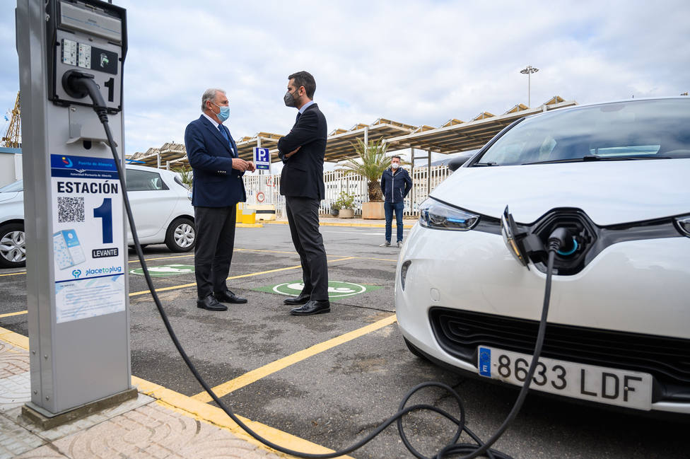 Almería cuenta con ocho puntos de recarga para vehículos eléctricos en el Puerto