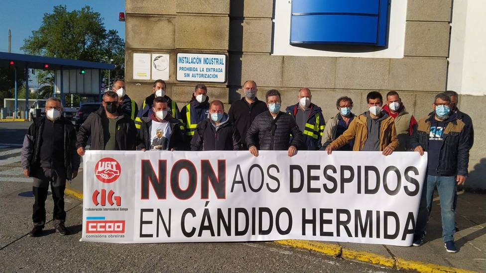 Trabajadores despedidos de Cándido Hermida con integrantes del comité de Navantia - FOTO: Cedida