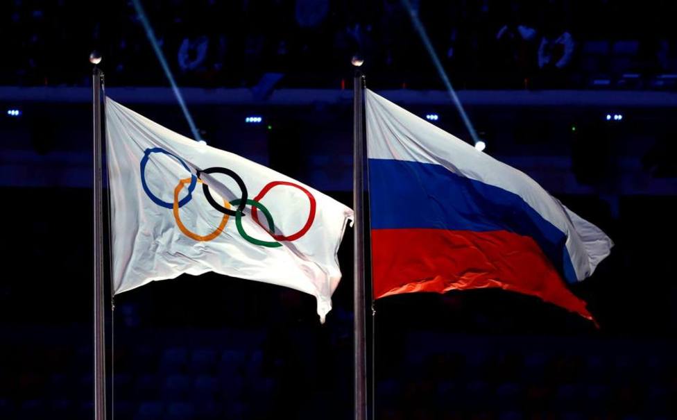 La bandera rusa ondeando junto a la olímpica