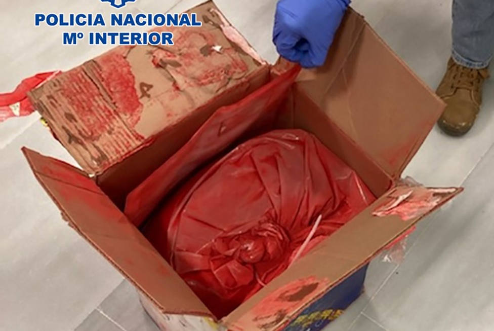 Paquete con 24.267 gramos de pintura roja en su interior con la droga impregnada