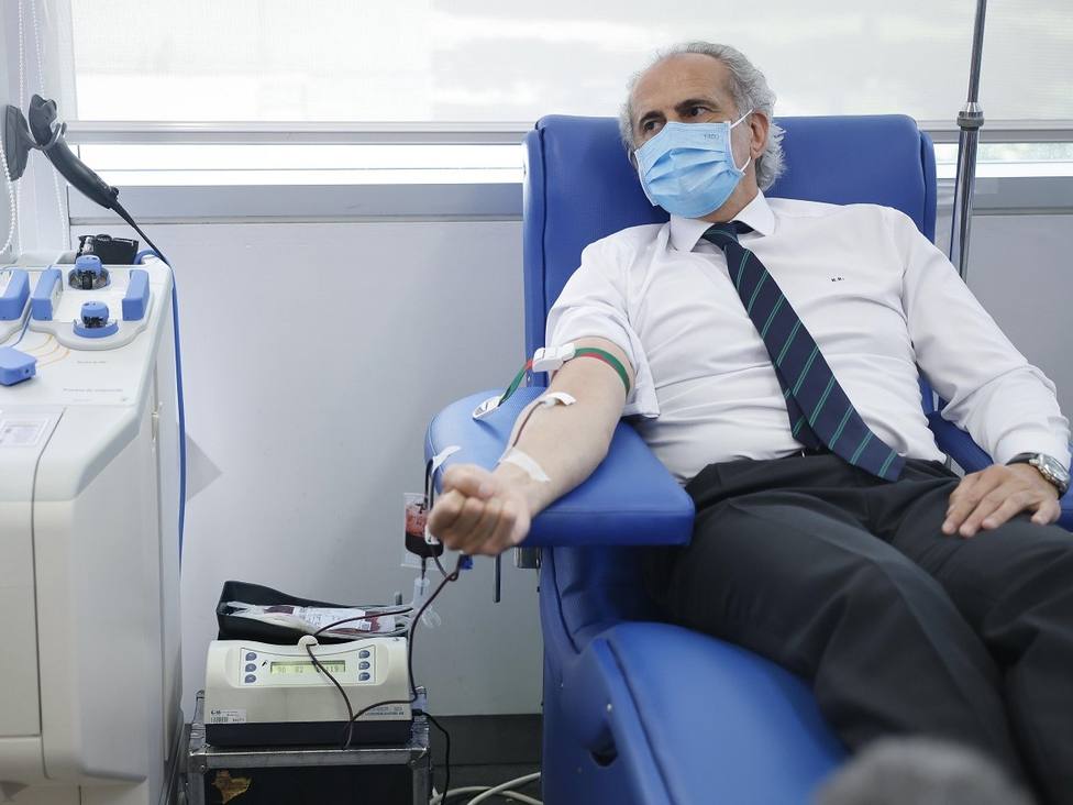 Ruiz Escudero donó sangre en su visita al Centro de Transfusión /Comunidad de Madrid