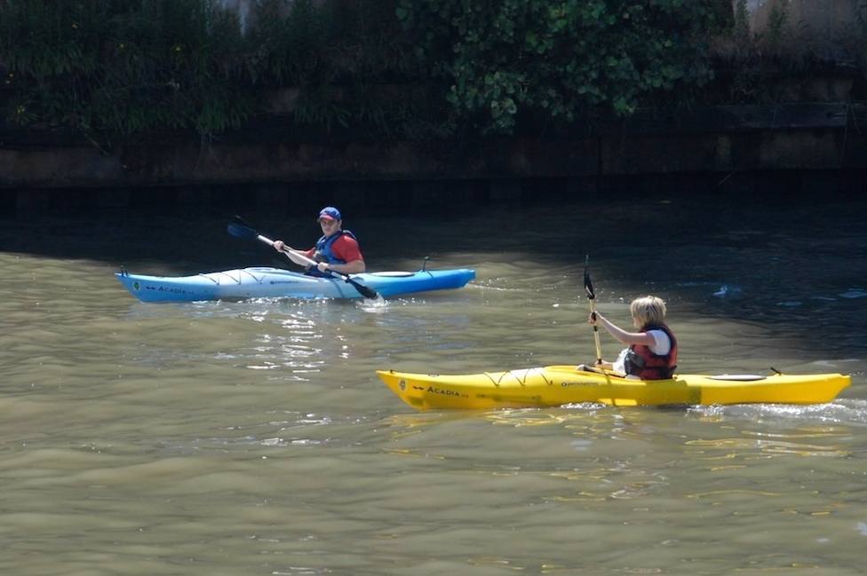 Dos personas practicando kayak