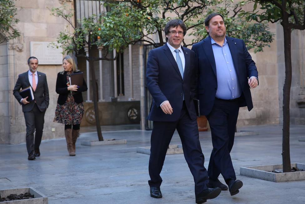 El expresidente de la Generalitat Carles Puigdemont y el exvicepresidente Oriol Junqueras en una reunión del