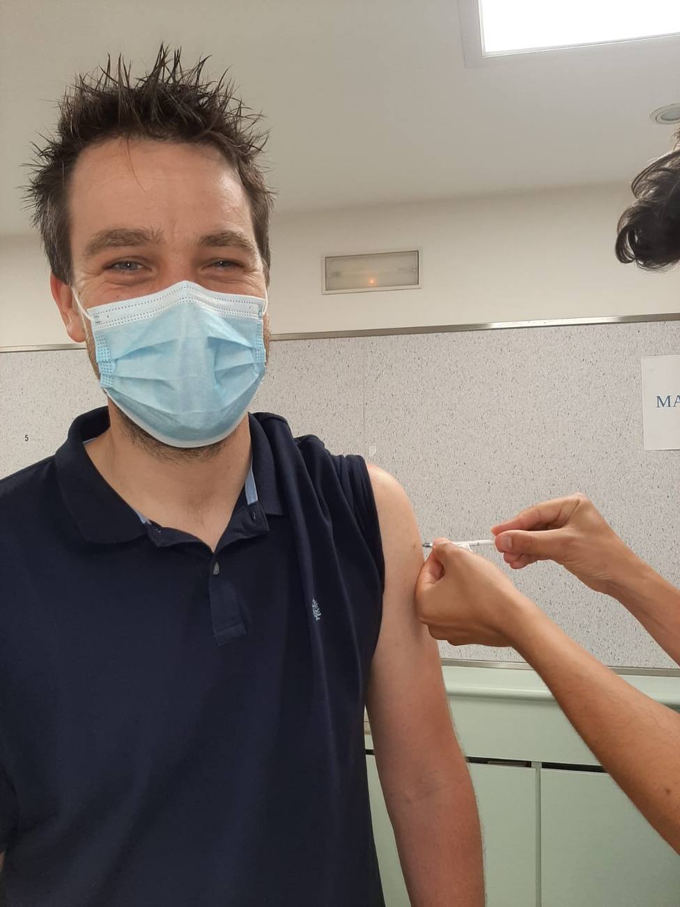 Fran Cajoto recibe la vacuna contra la covid-19