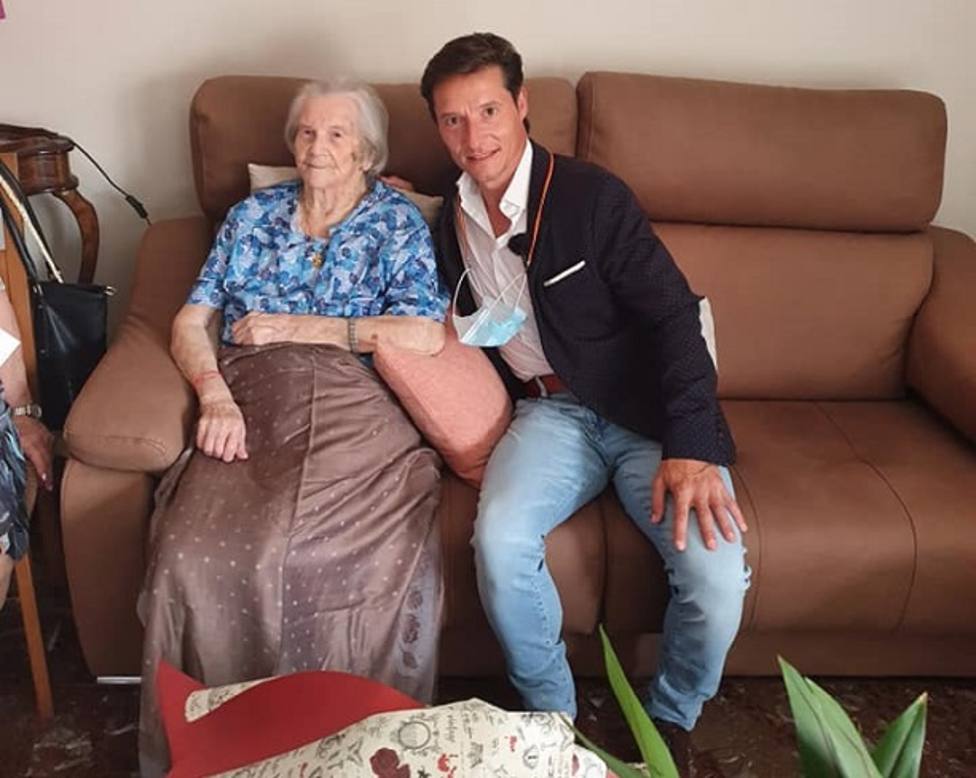 El torero riojano Diego Urdiales sorprende a una gran admiradora en su 105 cumpleaños