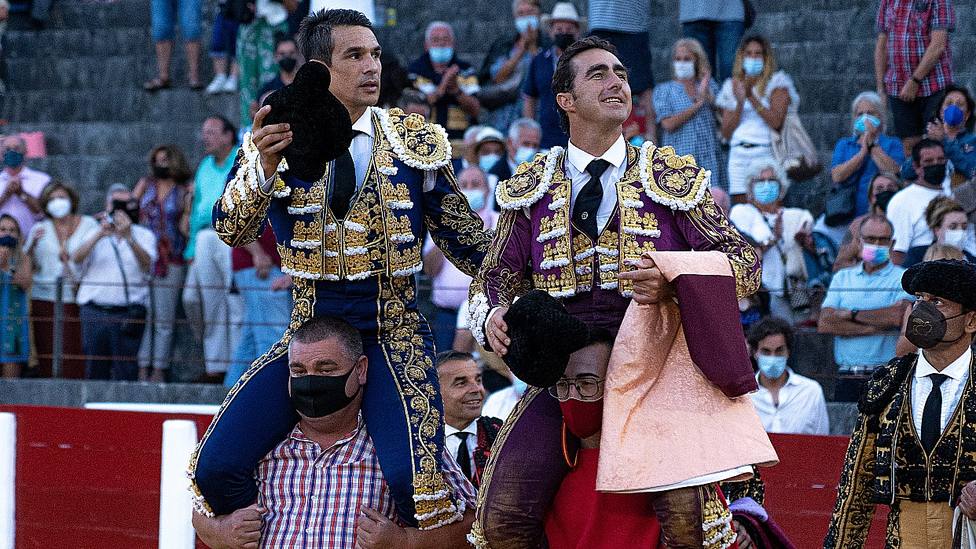 José María Manzanares y El Fandi en su salida a hombros este miércoles en Santoña