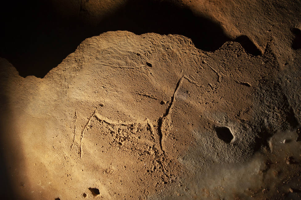 La cueva de La Garma desvela huellas de adulto y el grabado de un caballo