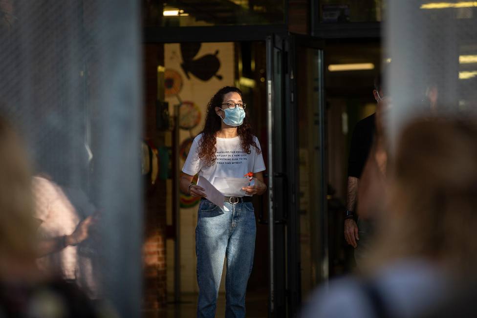 Una profesora con mascarilla a las puertas de un colegio durante el primer día del curso escolar 2020-2021