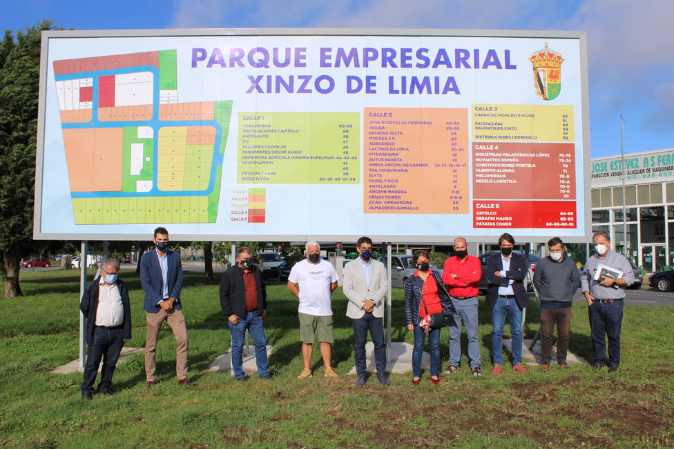 Alcaldesa, delegado y empresarios a la entrada del Parque Industrial de Xinzo de