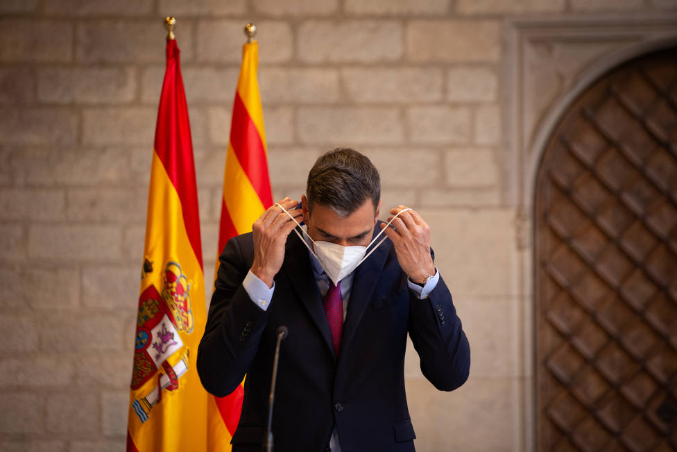 A vueltas con la bandera de España: de la mascarilla de Sánchez a su retirada con Aragonès