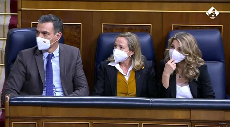 El surrealismo parlamentario: Sánchez pide calma, PP y Vox aplauden y Batet deroga la reforma laboral