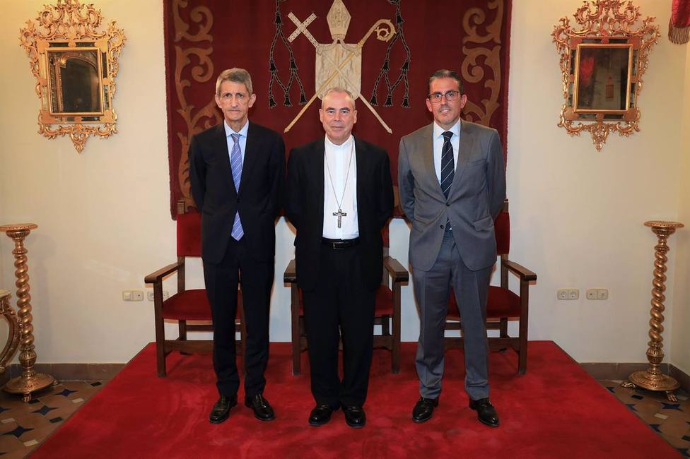 Reunión entre el presidente de la Fundación Unicaja y el obispo de Málaga para poner en valor la colaboración