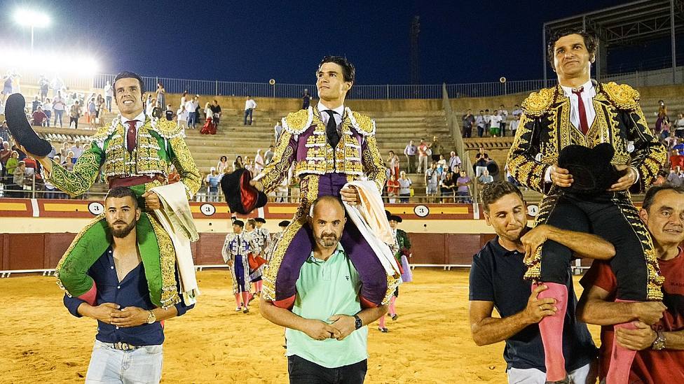 Emilio de Justo, Pablo Aguado y Morante en su salida a hombros en Vera (Almería)