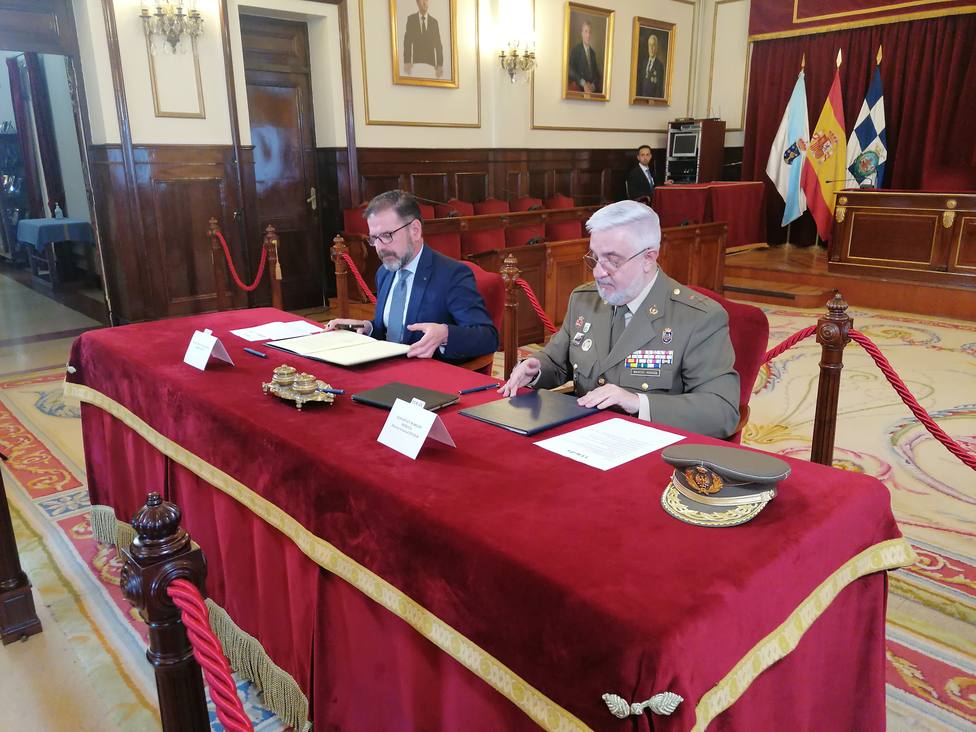 El alcalde de Ferrol y el general durante la firma del convenio en el Ayuntamiento