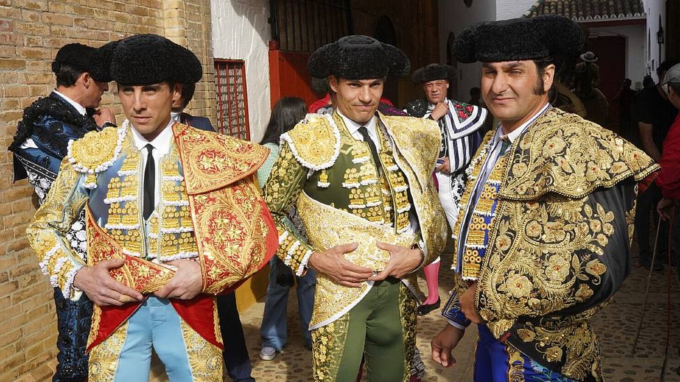Juan Ortega, Pablo Aguado y Morante de la Puebla, antes de un paseíllo en la Maestranza de Sevilla