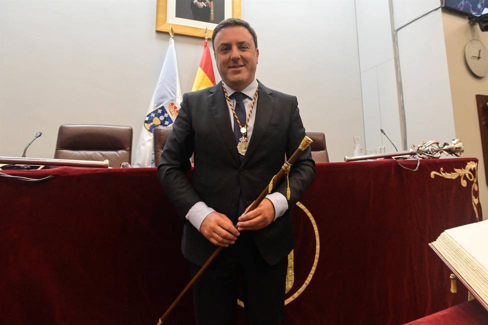 Valentín González Formoso cogiendo de nuevo el bastón de mando de la Diputación de A Coruña