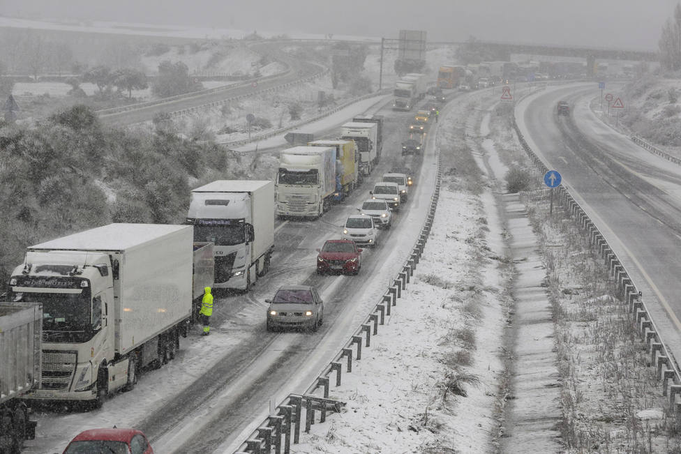 La nieve toca de lleno España: carreteras cortadas, vehículos atrapados y alerta por inundaciones