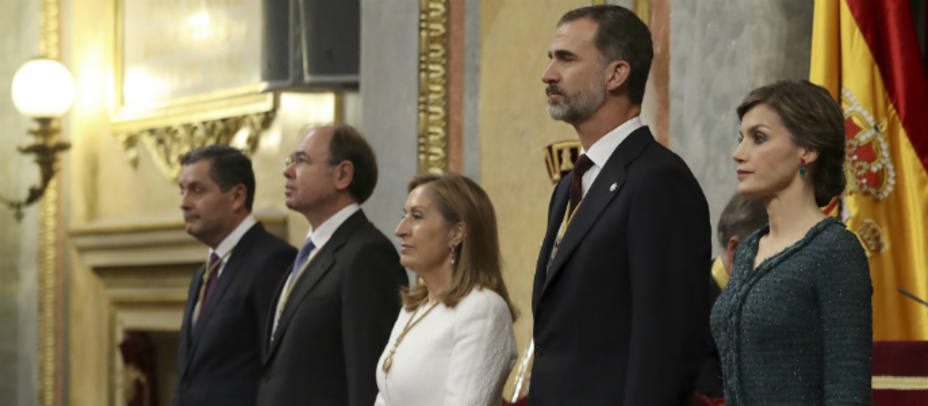 Los Reyes escuchan el Himno Nacional durante la Apertura Solemne de la XII Legislatura. EFE
