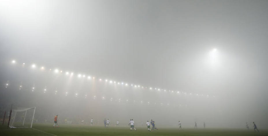 La espesa niebla que estuvo a punto de suponer la suspensión del encuentro. REUTERS