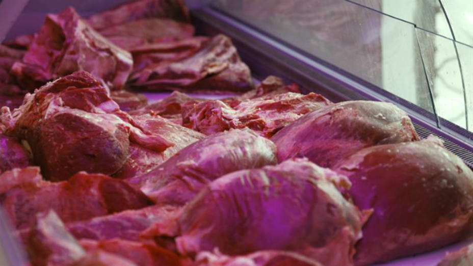 Cortes de carne de lunes 26 de octubre de 2015, en la carnicería Rambla en Montevideo (Uruguay). EFE