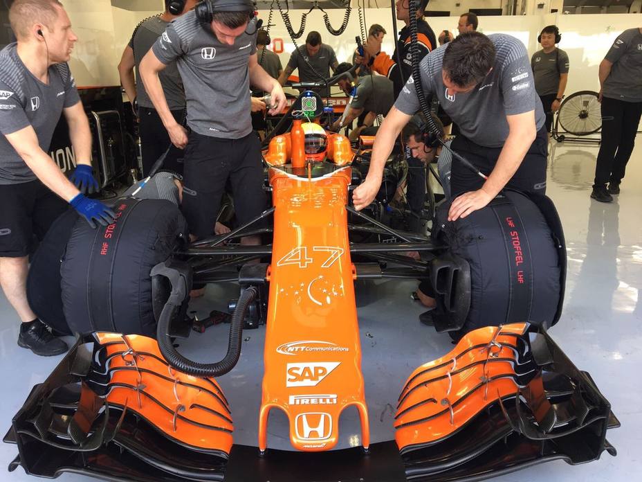 Oliver Turvey, en el box de McLaren