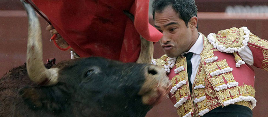 Luis Bolívar con el segundo, el único toro de Baltasar Ibán completo en todos los tercios. EFE