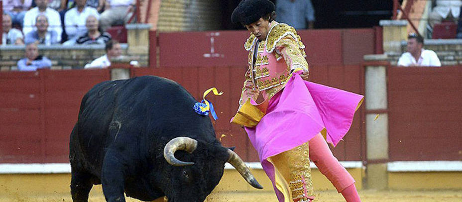 Curro Díaz saludando de capote a su primer toro en Córdoba. EFE