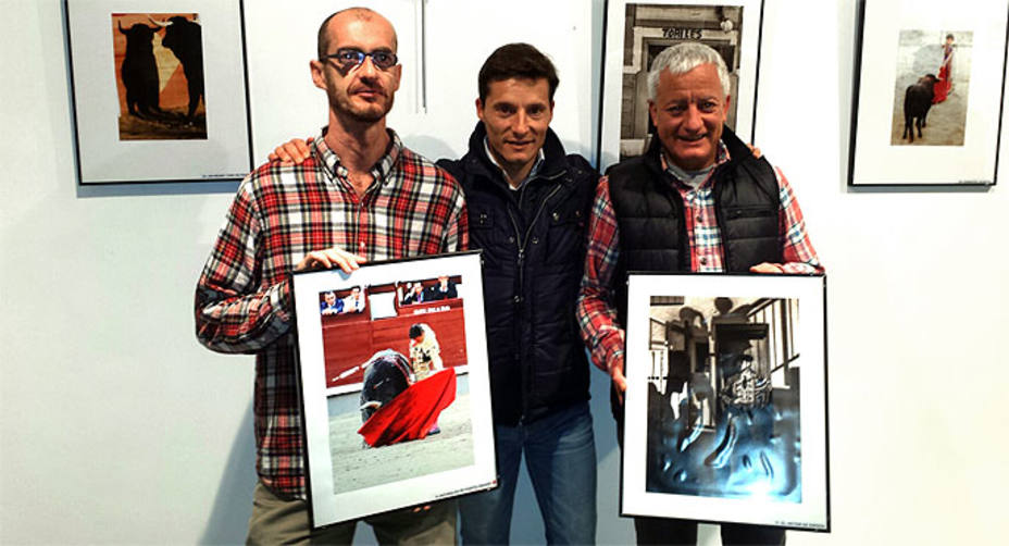 Diego Urdiales junto a los ganadores del IX Certamen de Fotografía Taurina que organiza su peña taurina