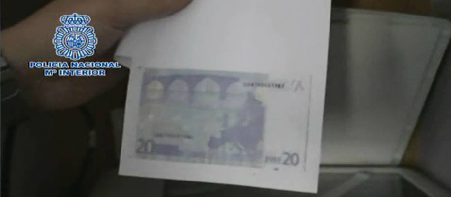 Imagen de uno de los billetes falsos en el vídeo difundido por la Policía Nacional. EFE