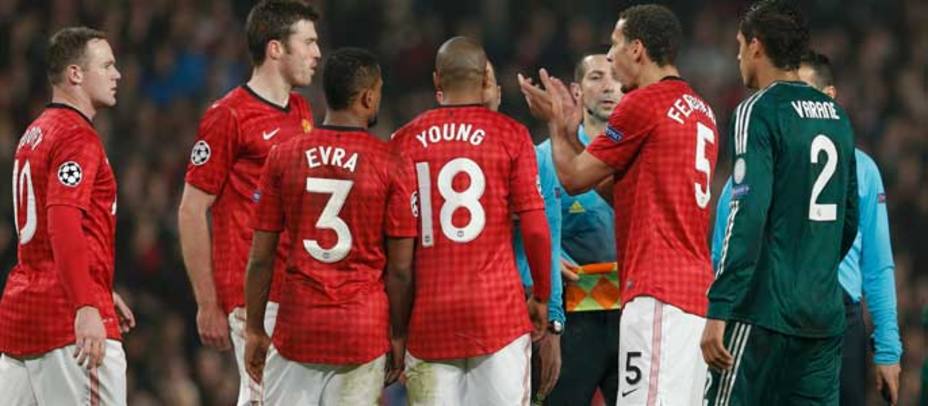 Los jugadores del Manchester protestan al árbitro al final del encuentro (Reuters)