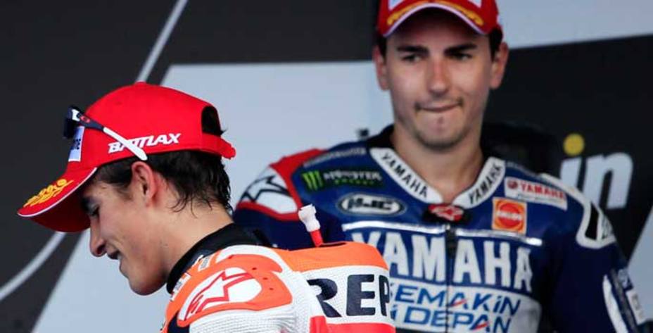 Jorge Lorenzo mira a Márquez en el podium (Reuters)