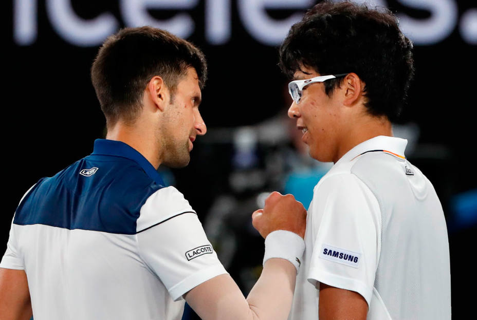 Novak Djokovic felicita a Hyeon Chung por su victoria en el Open de Australia. REUTERS