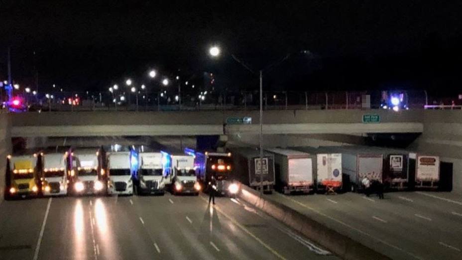 Trece camiones evitan un suicidio en Detroit bloqueando una autopista