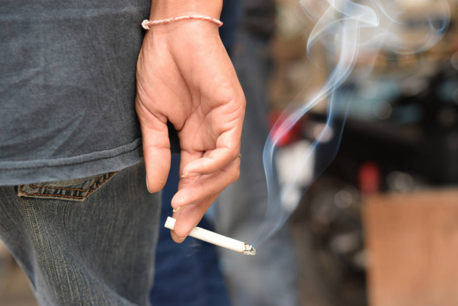Uno de cada cuatro españoles fuma: ellos más que ellas