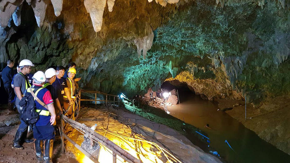 Encuentran vivos a los 12 menores atrapados en cueva en Tailandia