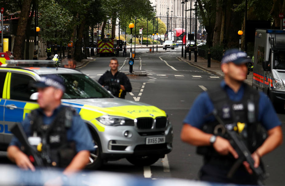 Se estrella un coche contra el Parlamento de Londres