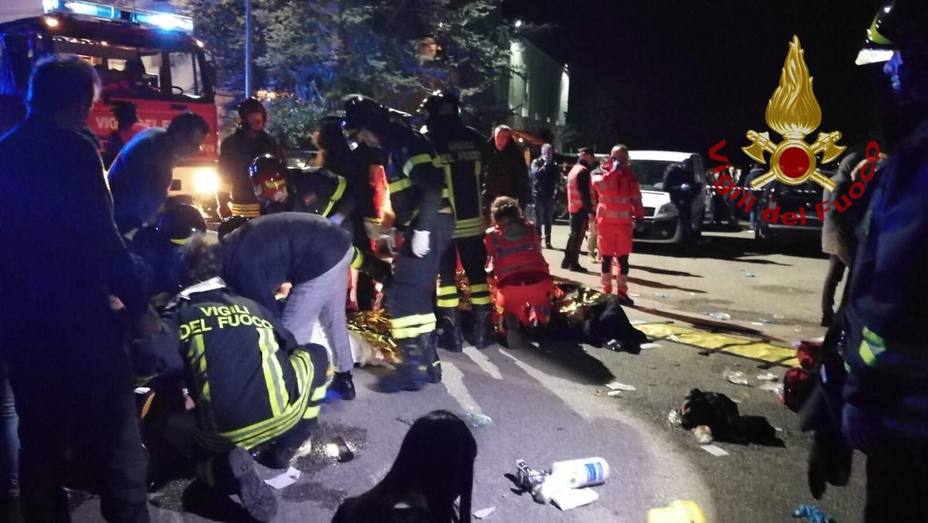 6 muertos y 120 heridos en una estampida en una discoteca italiana