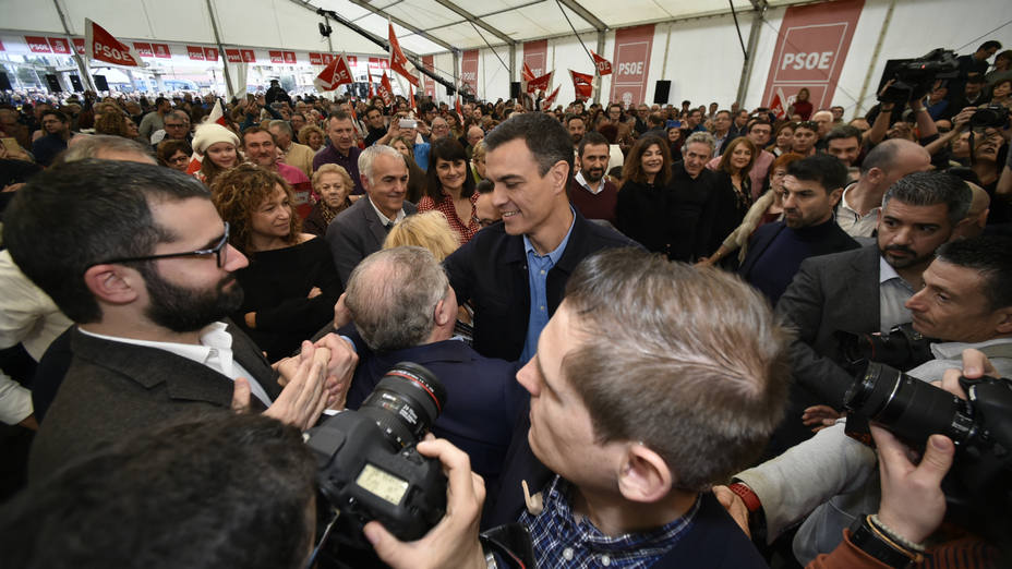 Pedro Sánchez, saluda a su llegada al acto de presentación de José Antonio Serrano como candidato socialista a