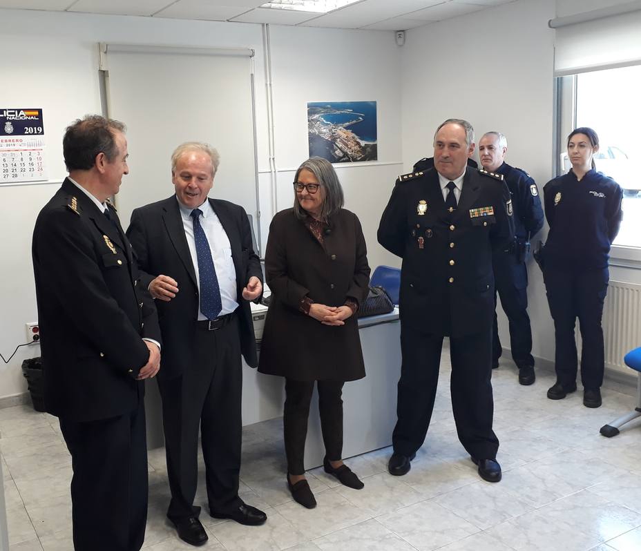 Asistentes a la inauguración de la nueva oficina del puestro fronterizo marítimo de Ferrol