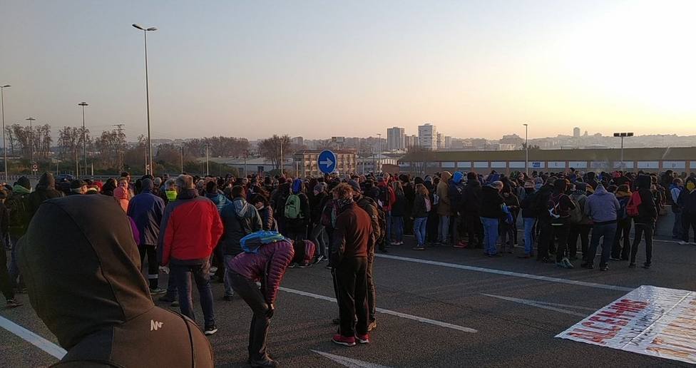 Cerca de 200 manifestantes cortan la entrada del Puerto de Tarragona