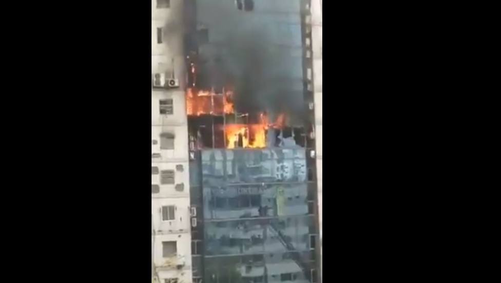 Aparatoso incendio en un rascacielos de 19 pisos en Bangladesh desata temor a nueva tragedia