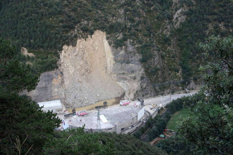 Desprendimiento de rocas en Andorra delante del Punt de Trobada