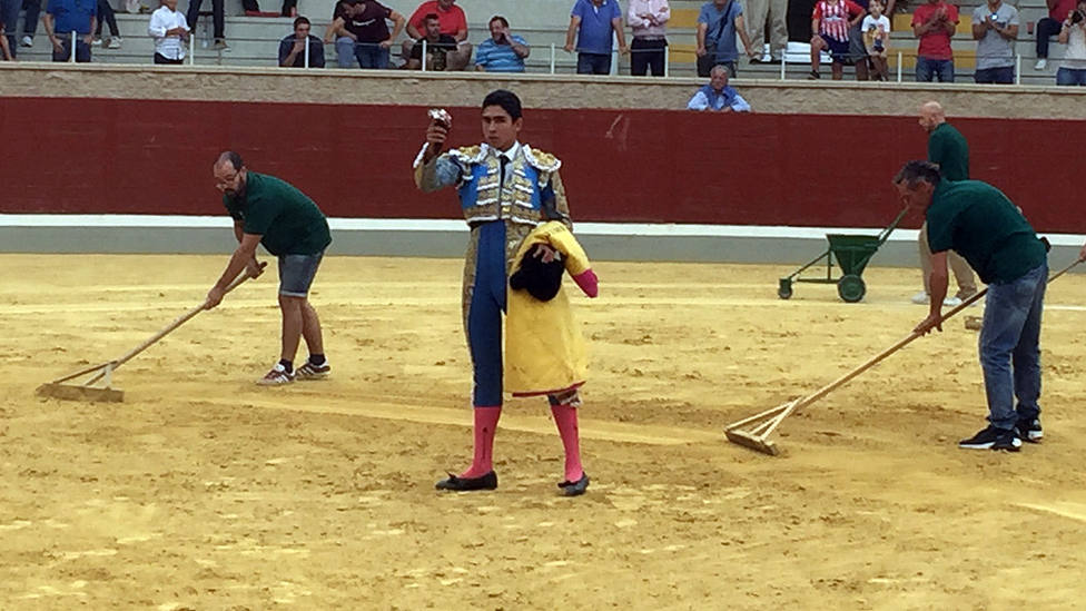Héctor Gutiérrez con la oreja cortada al tercer novillo de Cebada Gago en Villaseca de la Sagra
