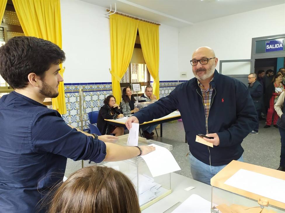 Alejandro Hérnandez votando en Córdoba