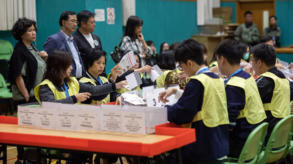 La oposición democrática arrasa en las elecciones municipales de Hong Kong