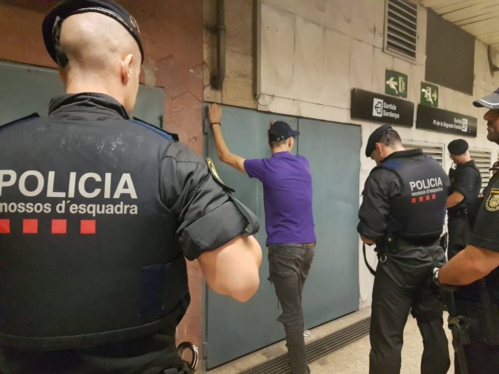 Detenidos veinticuatro carteristas en dos horas en el metro de Barcelona