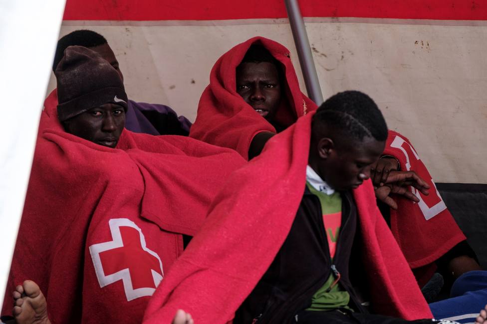 Desembarcan en Gran Canaria a 49 hombres subsaharianos que iban en un cayuco