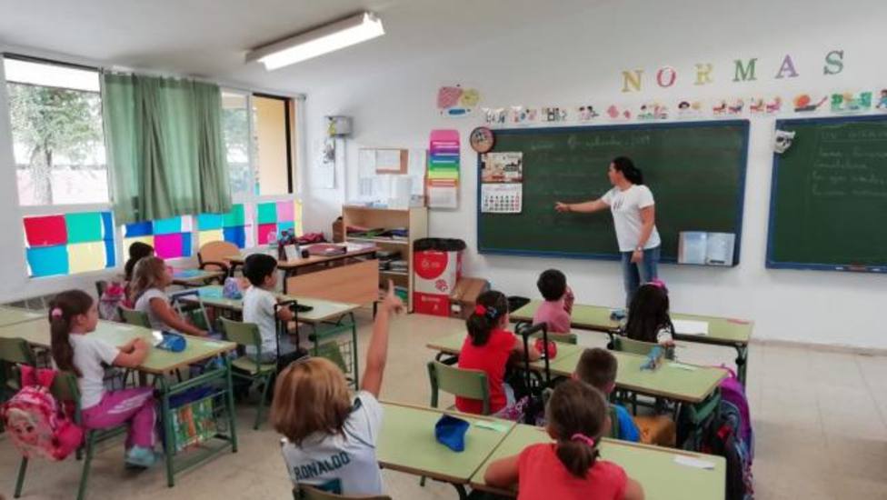 Una profesora da clases a alumnos de Primaria en un colegio de Córdoba