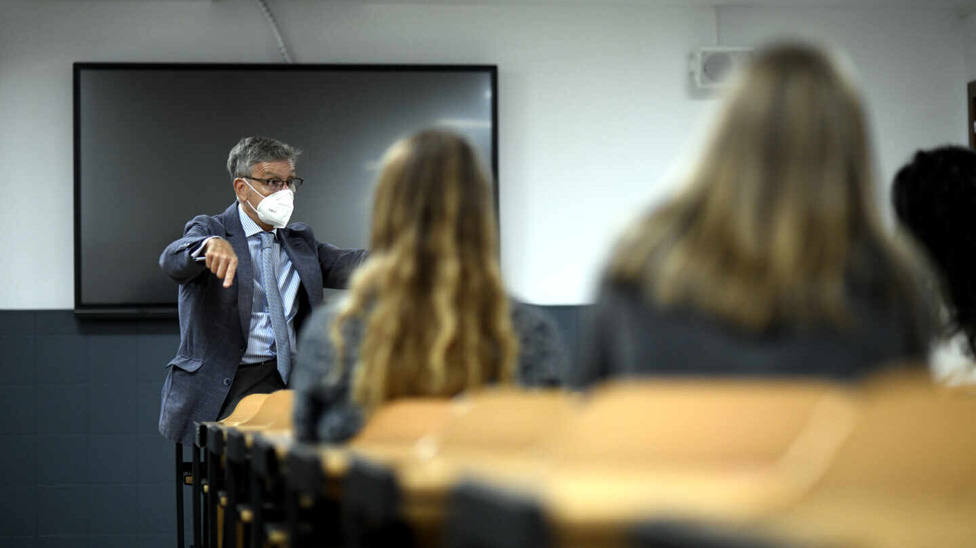 Profesor dando clase en una Universidad. EFE