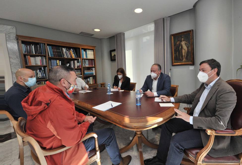 Valentín González mantuvo una reunión con representantes de la asociación Hostelería Federada de Galicia